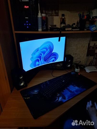 Компьютерный монитор(изогнутый )