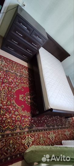 Кровать и комод