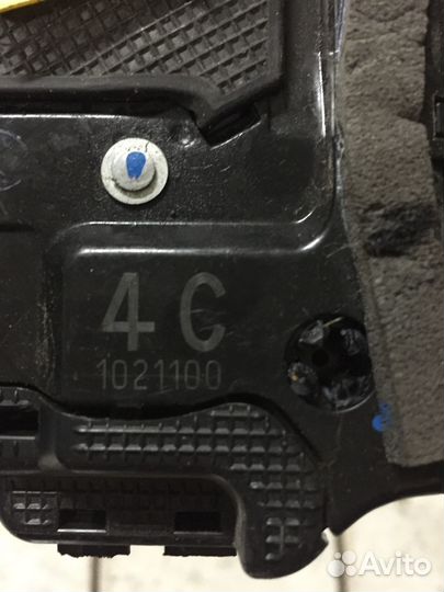 Замок двери правый задний с ручкой Toyota Camry 50