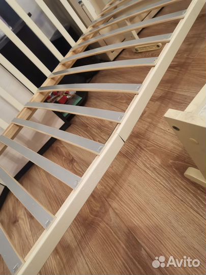 Детская кроватка с маятником