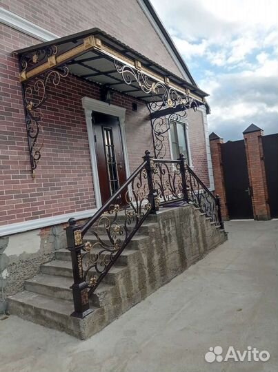 Козырек над дверью