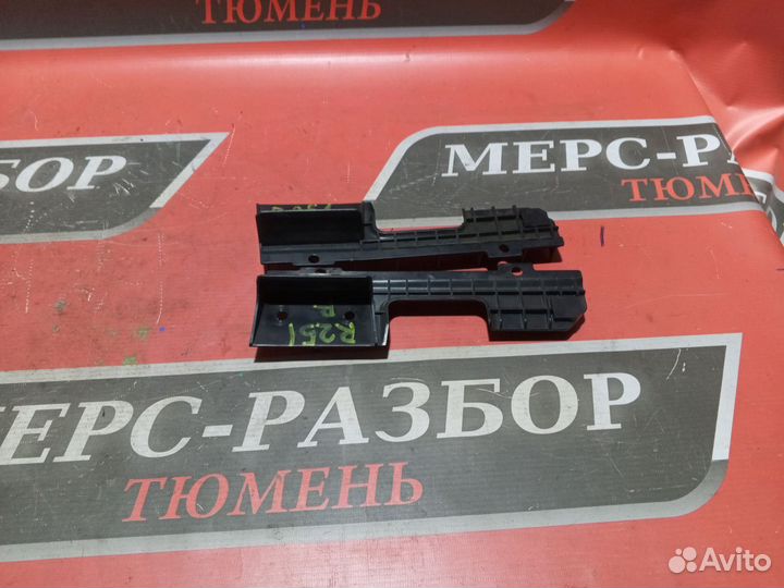 Мерседес 251 кронштейн обшивки багажника
