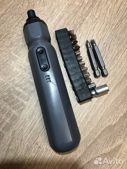 Отвертка аккумуляторная с набором бит