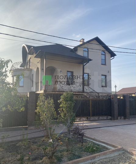 Коттедж 318,9 м² на участке 6,3 сот.