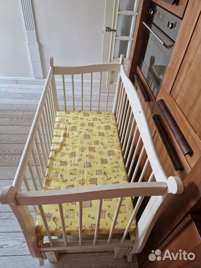 Детская кроватка с маятником и ящиком