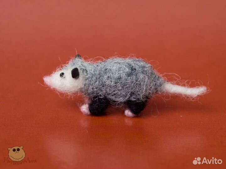 Опоссум миниатюрная фигурка из шерсти войлочная