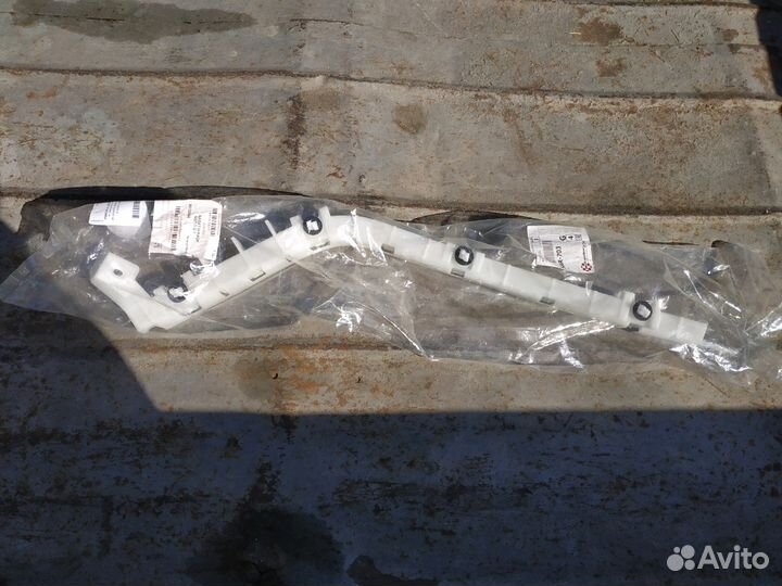 Продам направляющую панели заднего бампера каптива