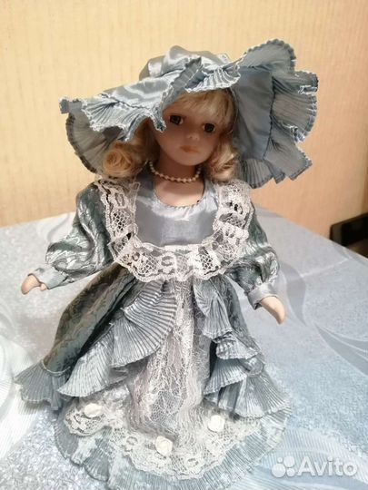 Кукла фарфоровая