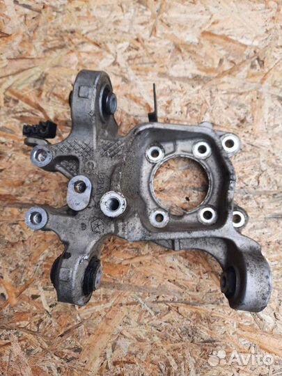 Кулак задний правый Chrysler 200 2016 068200071AC