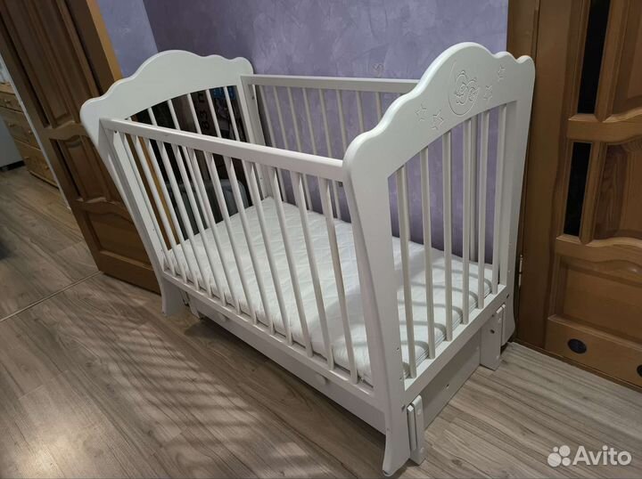 Детская кроватка с маятником и ящиком