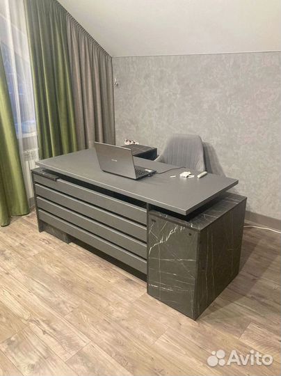 Офисный стол с тумбой