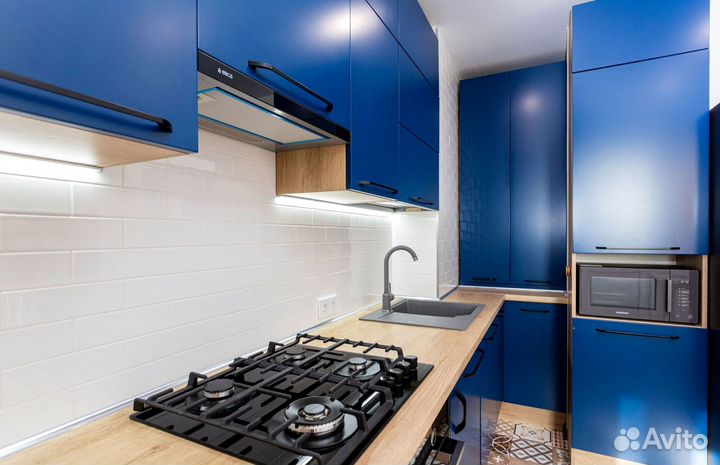 Угловая в потолок кухня на заказ