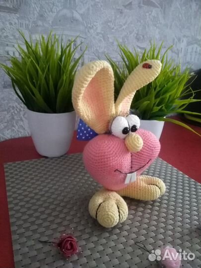 Зайчик вязаная игрушка