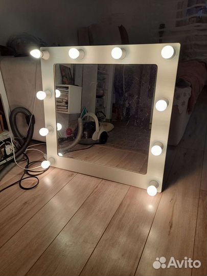 Гримерное зеркало с лампочками