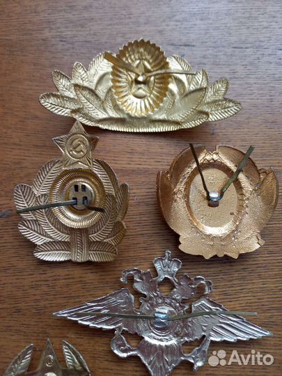 Кокарды и знак