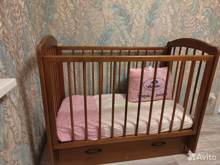 Детская кроватка с маятником и ящиком