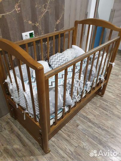 Детская кроватка с маятником и ящиком