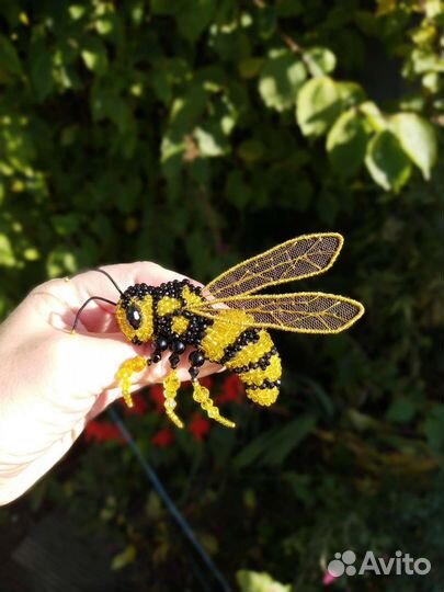 Брошь оса из бисера