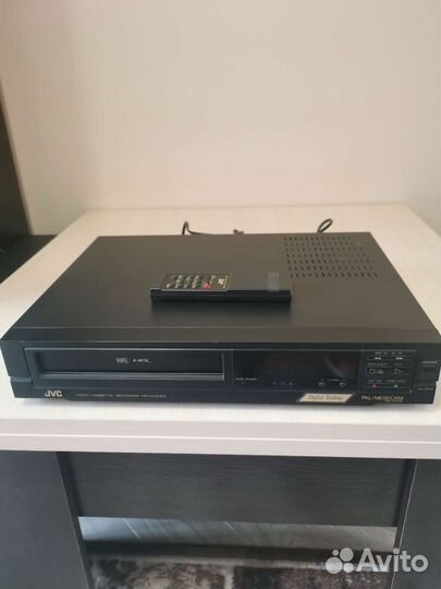 Видеомагнитофон JVC HR-D520EE
