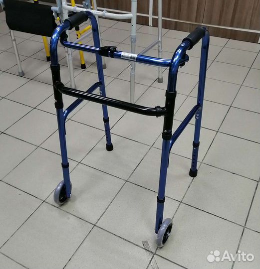 Детские инвалидные ходунки с передними колесами