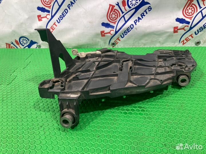 Кронштейн фары передний левый Volkswagen Touareg