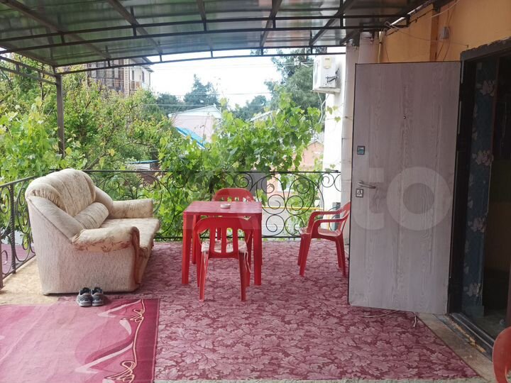 Комната 15 м² в 8-к., 1/3 эт.