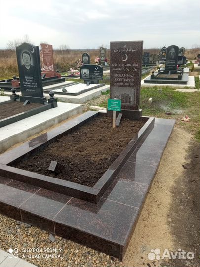 Памятники из гранита + ваза в подарок