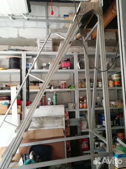 Стремянка на колесах