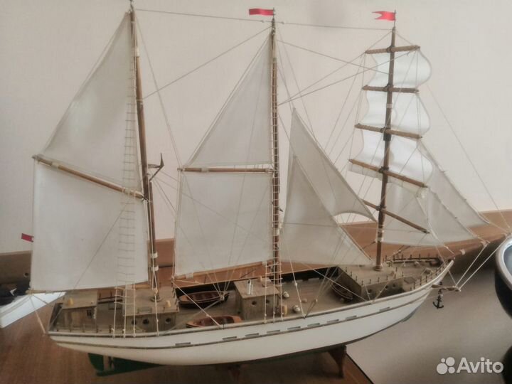 Модель парусно-моторной шхуны