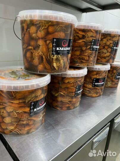 Раки вареные и живые