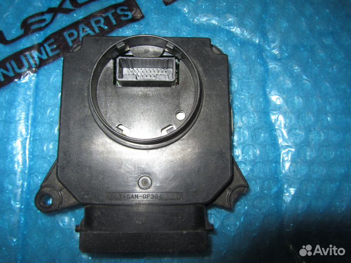 Блок управления фарой правый Toyota Camry V70 XV70