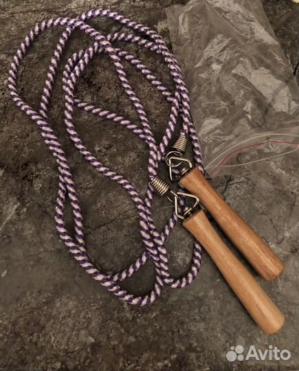 Скакалка с деревянными ручками
