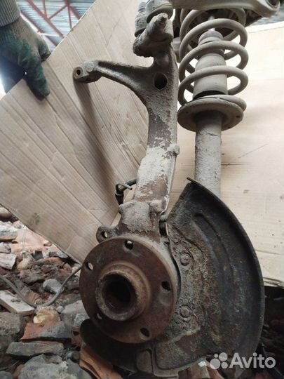 Поворотный кулак передний правый passat b5