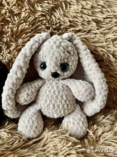 Вязаные игрушки ручной работы Зайки