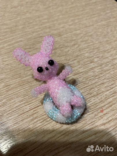 Зайчик в круге из бисера, летний зайчик