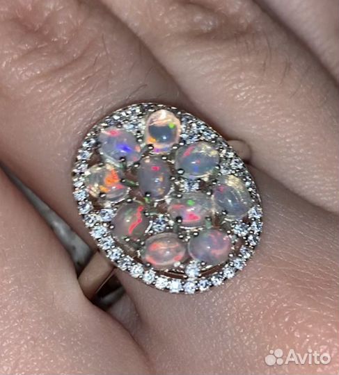 Серебряное кольцо с опалами