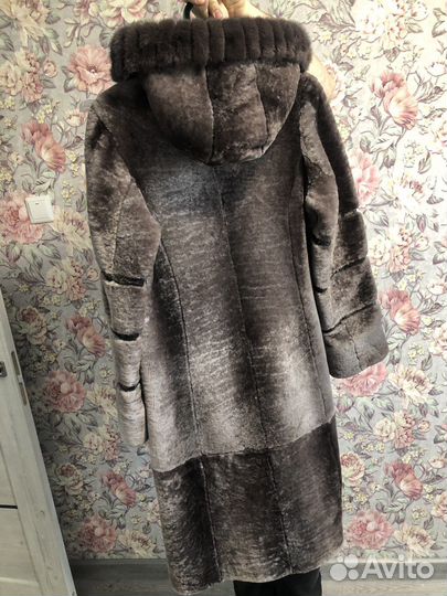 Шуба мутоновая с капюшоном из норки