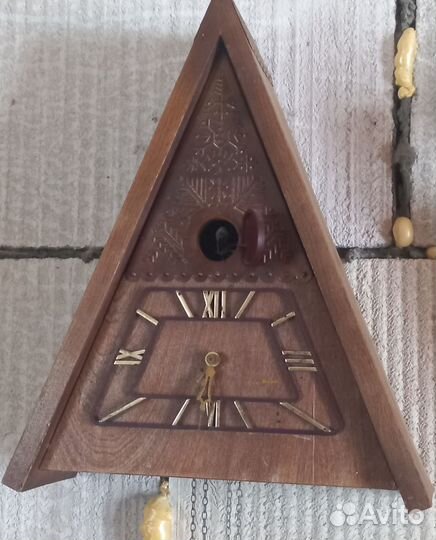 Старинные настенные часы с кукушкой