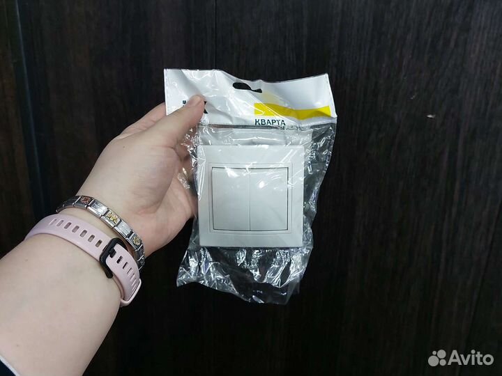 Новый выключатель двухклавишный Кварта иэк