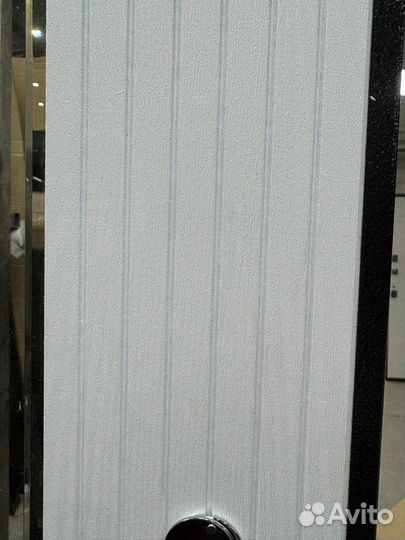 Дверь входная металлическая с зеркалом