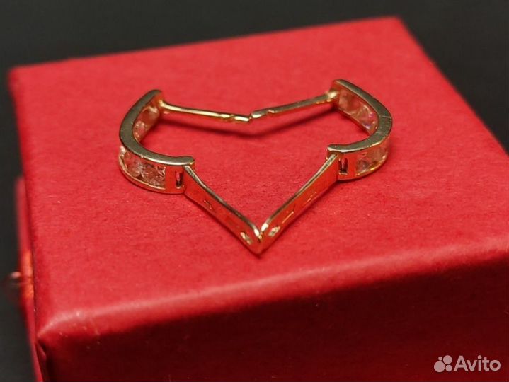 Золотые серьги 585 пробы массой 0.98 грамм