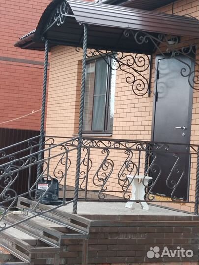 Козырек над крыльцом и перила кованые