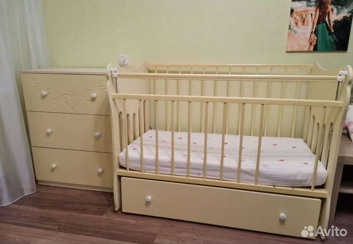 Детская кроватка с маятником и комод