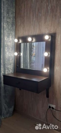 Туалетный столик с зеркалом и подсветкой