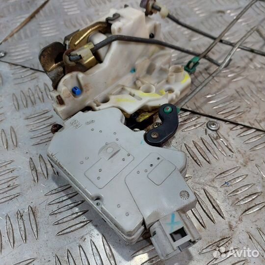 Замок двери передний правый Nissan Primera P11