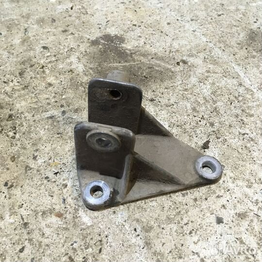 Кронштейн подушки двигателя Opel Vectra B