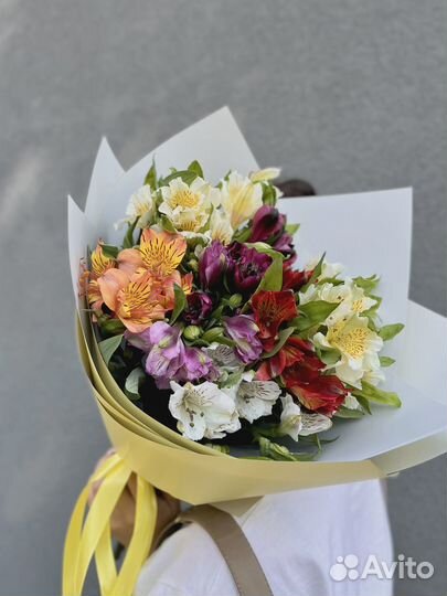 Букет из 7 Альстромерий микс в матовой бумаге