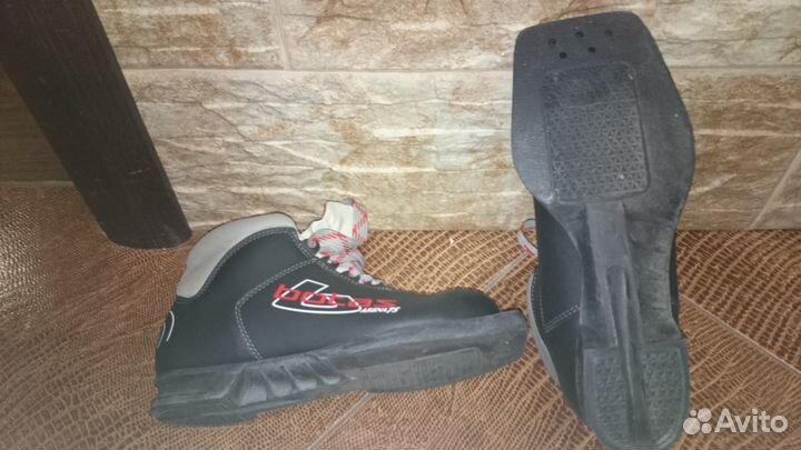 Продам лыжные ботинки размер 35