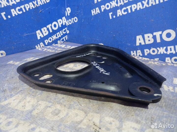 Левый кронштейн переднего подрамника Nissan Teana