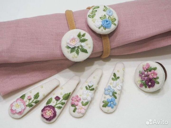 Резинки и заколки для волос с ручной вышивкой
